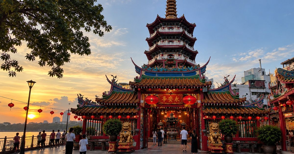 Tokong Tua Pek Kong dan pagoda di tepi Sungai Rajang, Sibu