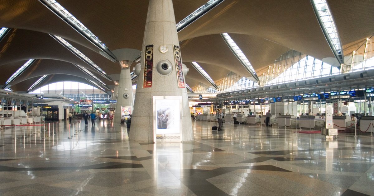 Dewan utama Lapangan Terbang Antarabangsa Kuala Lumpur (KLIA) dengan tiang dan bumbung berbentuk payung