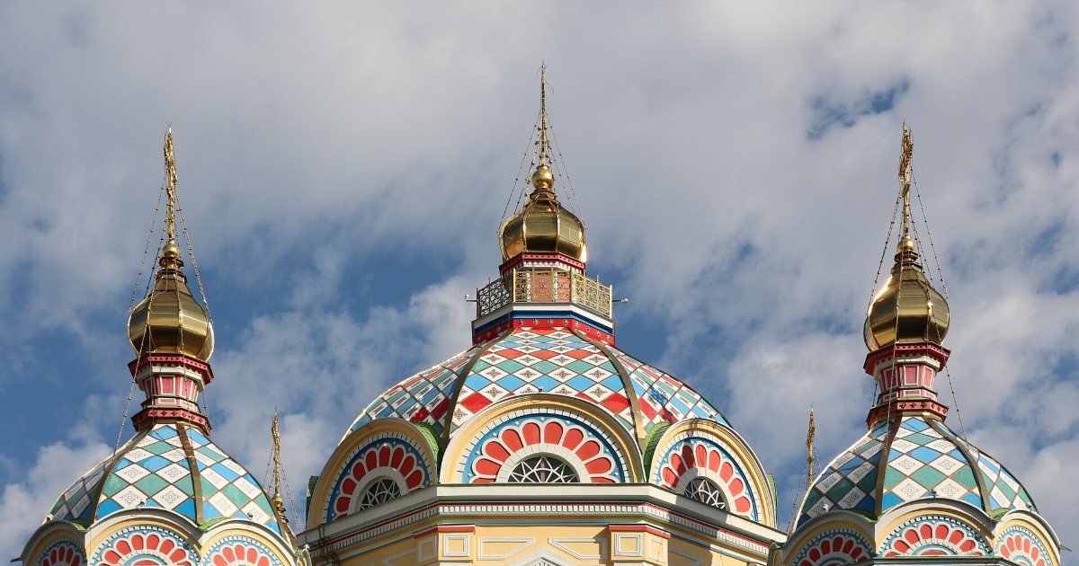 Kubah berwarna-warni Katedral Zenkov di Taman Panfilov, Almaty