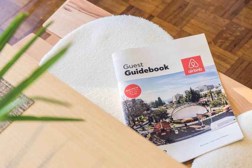 Buku panduan tetamu Airbnb di atas kerusi dalam sebuah rumah penginapan