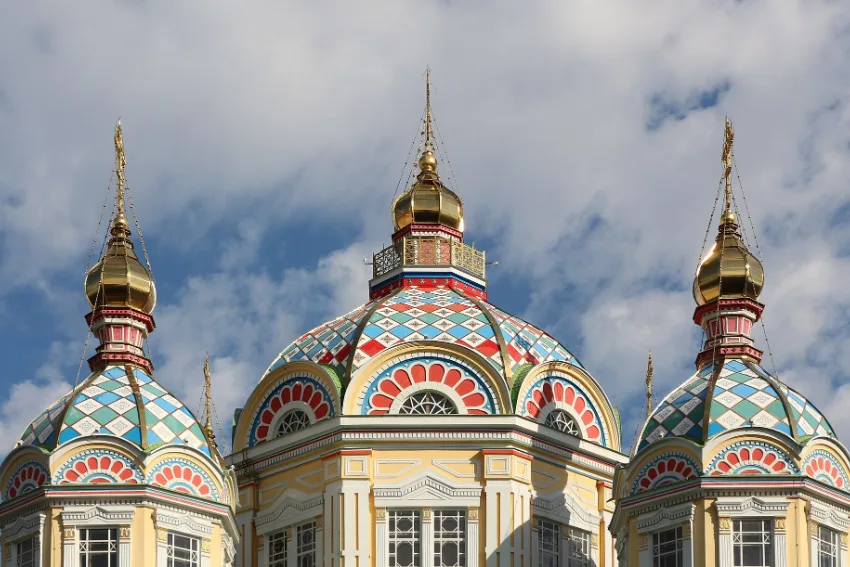 Kubah berwarna-warni Katedral Zenkov (Katedral Ascension) di Taman Panfilov, Almaty, bawah langit biru