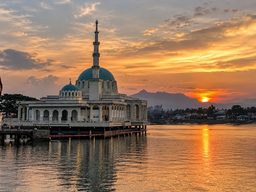 Masjid India Kuching di tepi sungai waktu senja
