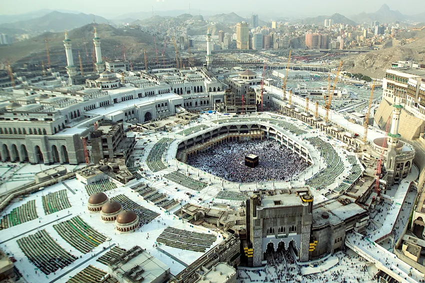 Pandangan udara Masjidil Haram dan Kaabah, dengan bandar Makkah dan bukit-bukau di belakang