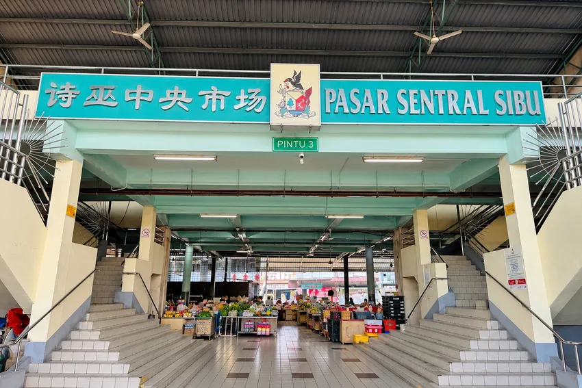 Pintu masuk Pasar Sentral Sibu