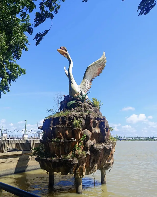 Patung angsa di tepi Sungai Rajang, Sibu