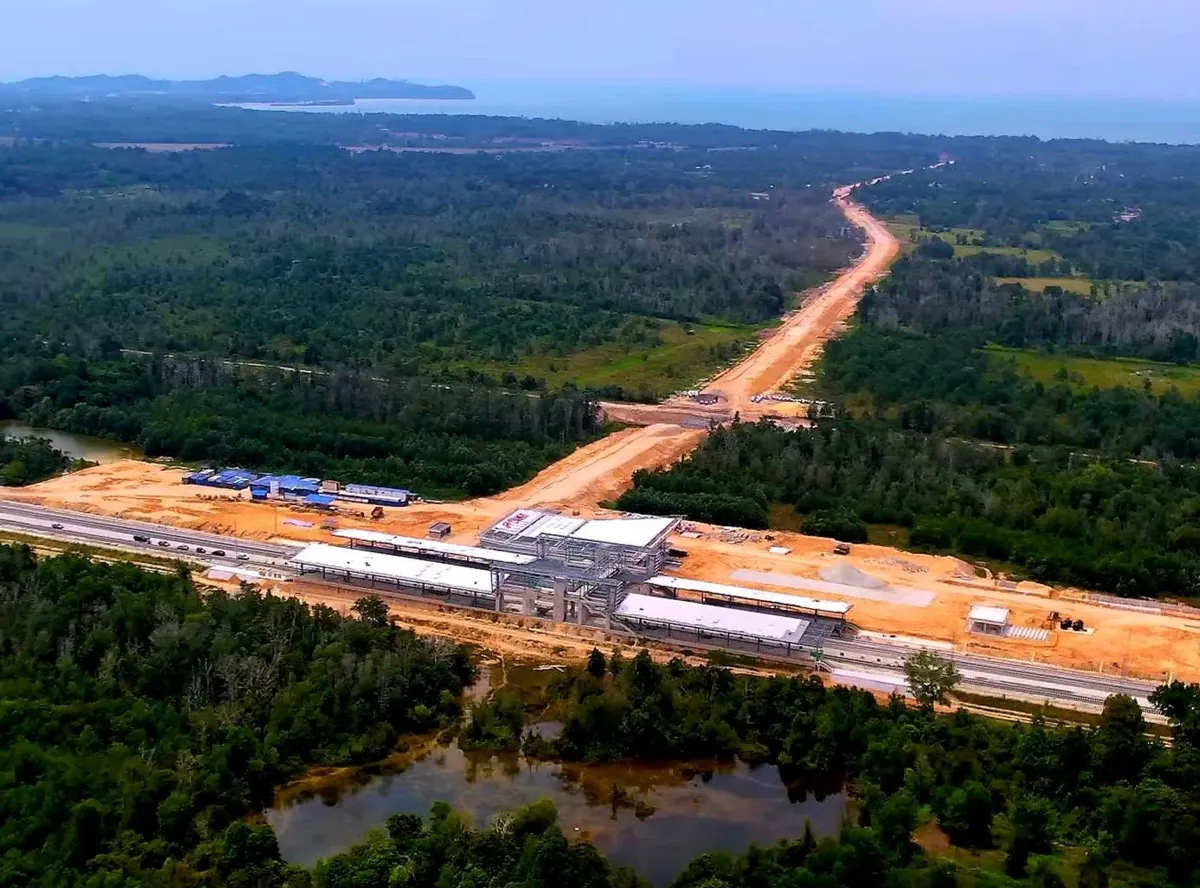 Pandangan udara Stesen ECRL Cherating semasa pembinaan, dengan Laut China Selatan di latar belakang