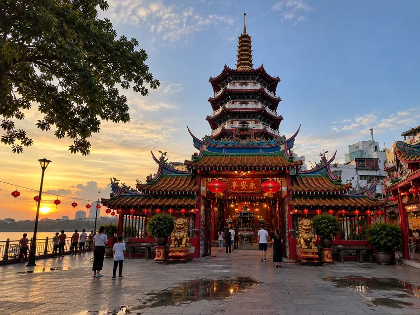 Tokong Tua Pek Kong dan pagoda di tepi Sungai Rajang, Sibu